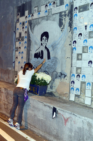 Cissa Guimarãeas reza na foto do filho na entrada do túnel
