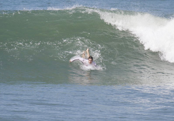 Vladimir Brichta curte manhã de sol com surf