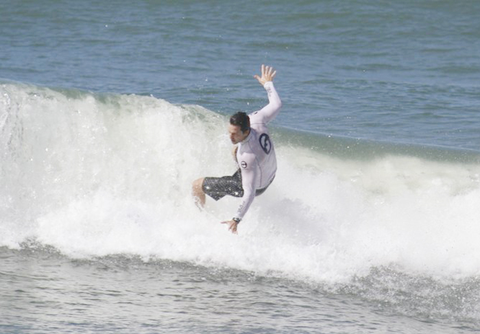 Vladimir Brichta curte manhã de sol com surf