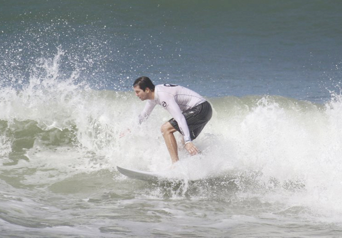 Vladimir Brichta curte manhã de sol com surf