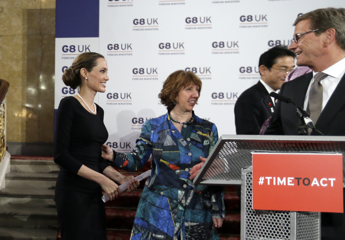 Angelina Jolie fala sobre o abuso sexual em conflitos, em reunião do G8