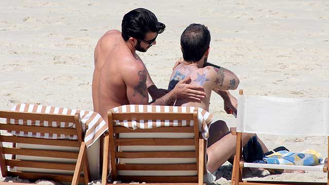 Marc Jacobs ganha massagem do namorado na praia em Ipanema