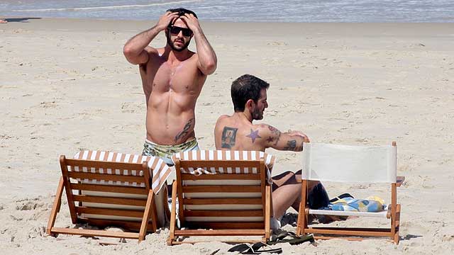 Marc Jacobs ganha massagem do namorado na praia em Ipanema