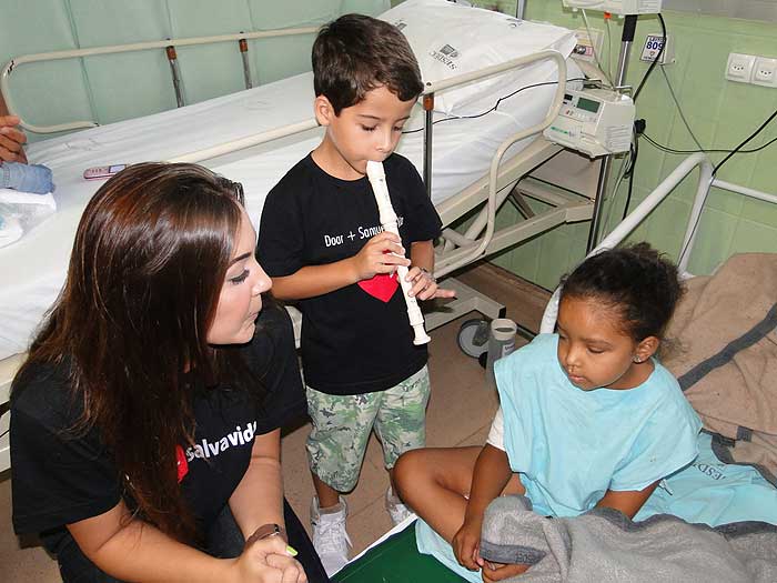 Luiz Felipe Mello, o Júnior de Salve Jorge, toca flauta para crianças de hospital