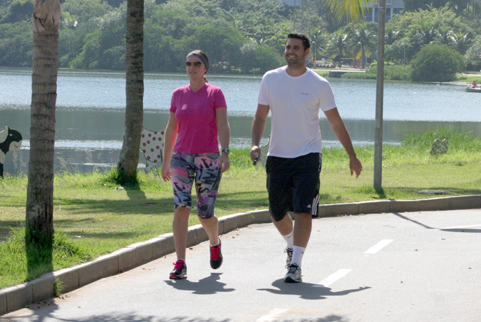 Luma de Oliveira faz caminhada na Lagoa 