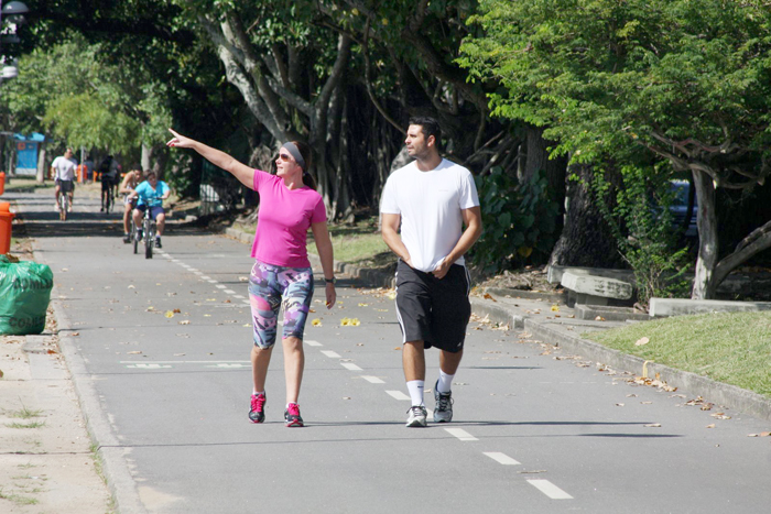 Luma de Oliveira faz caminhada na Lagoa 