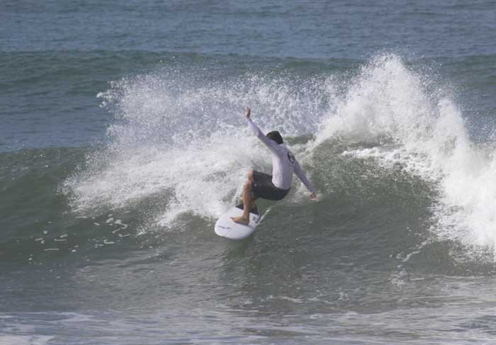 Vladimir Brichta curte manhã de sol com surf