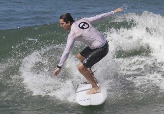 Vladimir Brichta curte manhã de sol com surf
