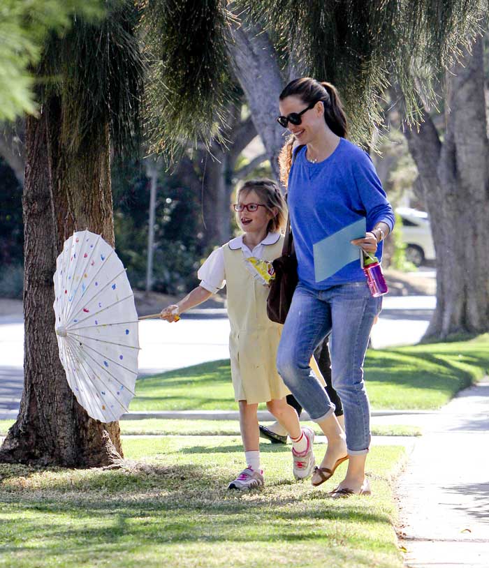 Jennifer Garner e a filha se divertem com sombrinha chinesa