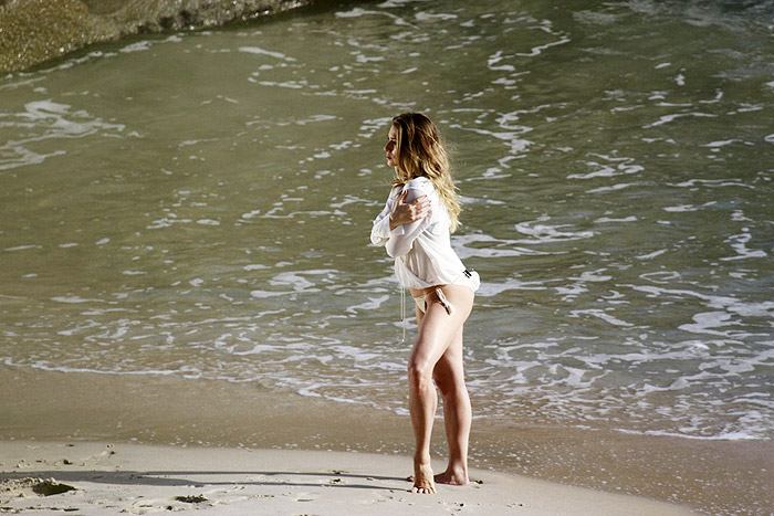 Letícia Spiller fotografa na praia
