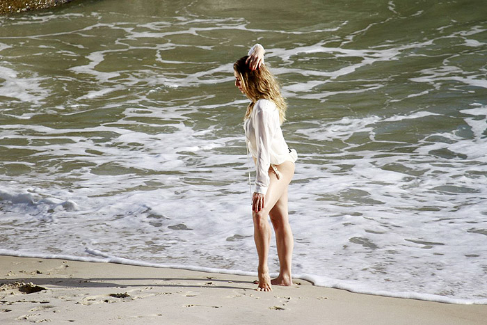 Letícia Spiller fotografa na praia