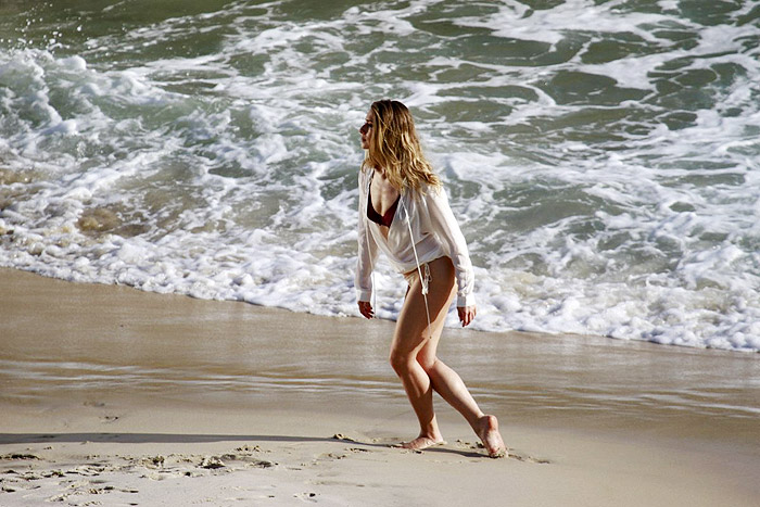 Letícia Spiller fotografa na praia