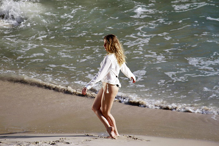 Letícia Spiller fotografa na praia