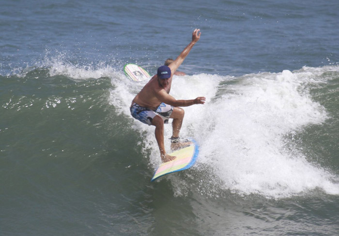 Humberto Martins, aos 51 anos, mostra que ainda é bom no surfe