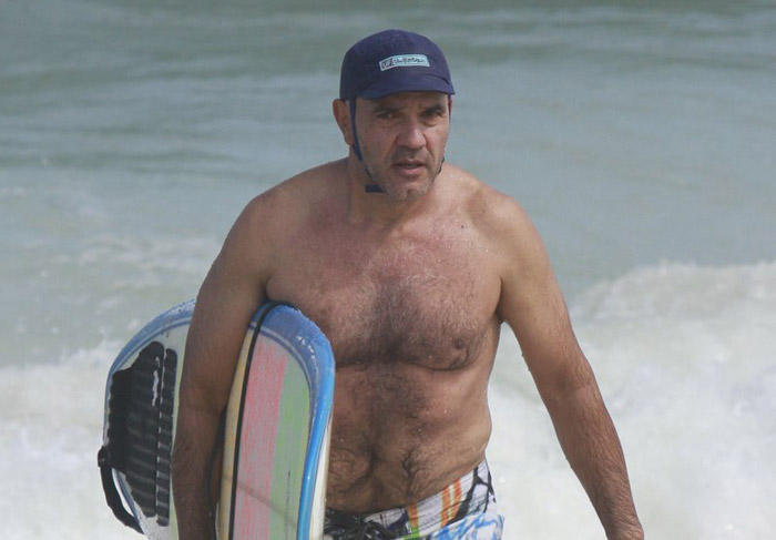 Humberto Martins, aos 51 anos, mostra que ainda é bom no surfe