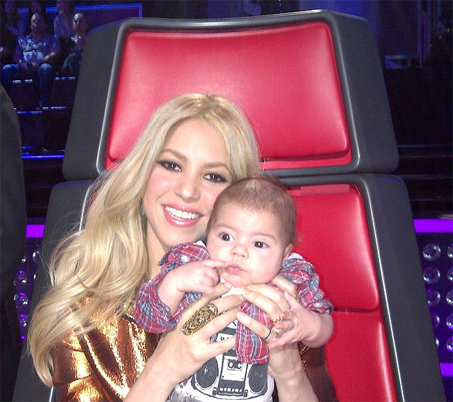 Shakira leva o filho para as gravações do The Voice