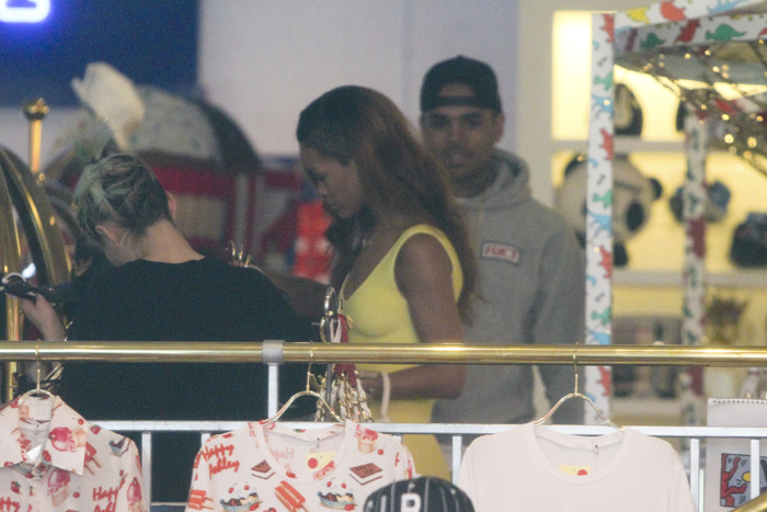 Contrariando suposto rompimento, Rihanna e Chris Brown fazem compras juntos
