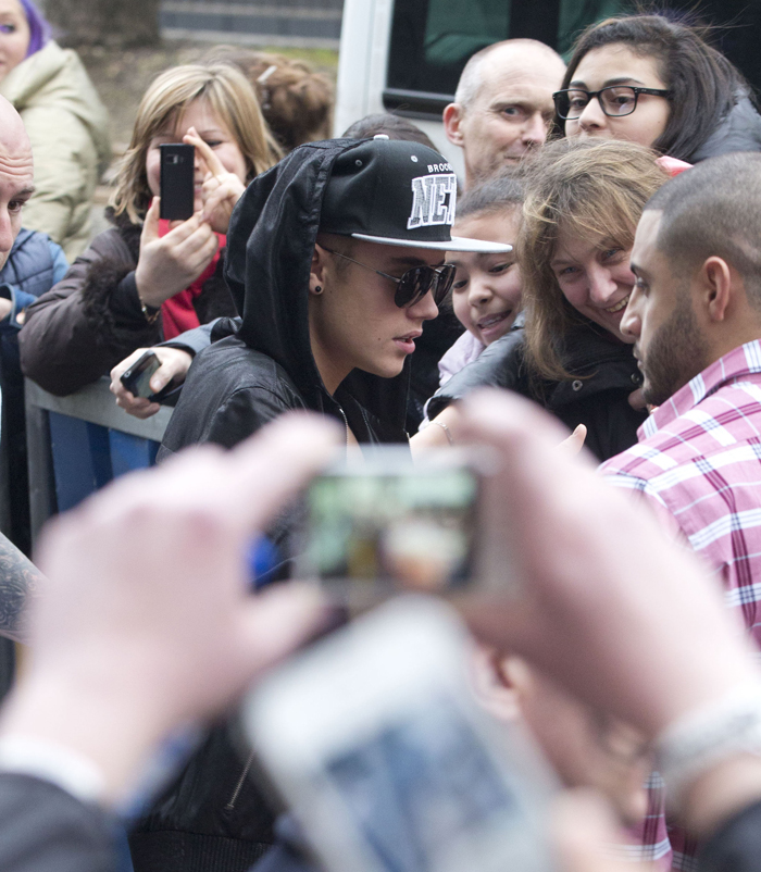 Justin Bieber enfrenta multidão de fãs, na Bélgica