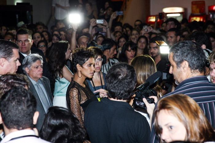 Halle Berry fala com os jornalistas