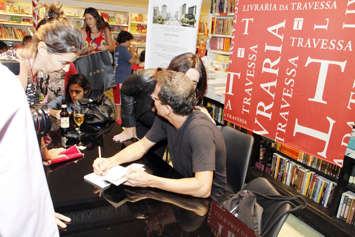 Malu Mader tieta o marido, Tony Bellotto, em lançamento de livro