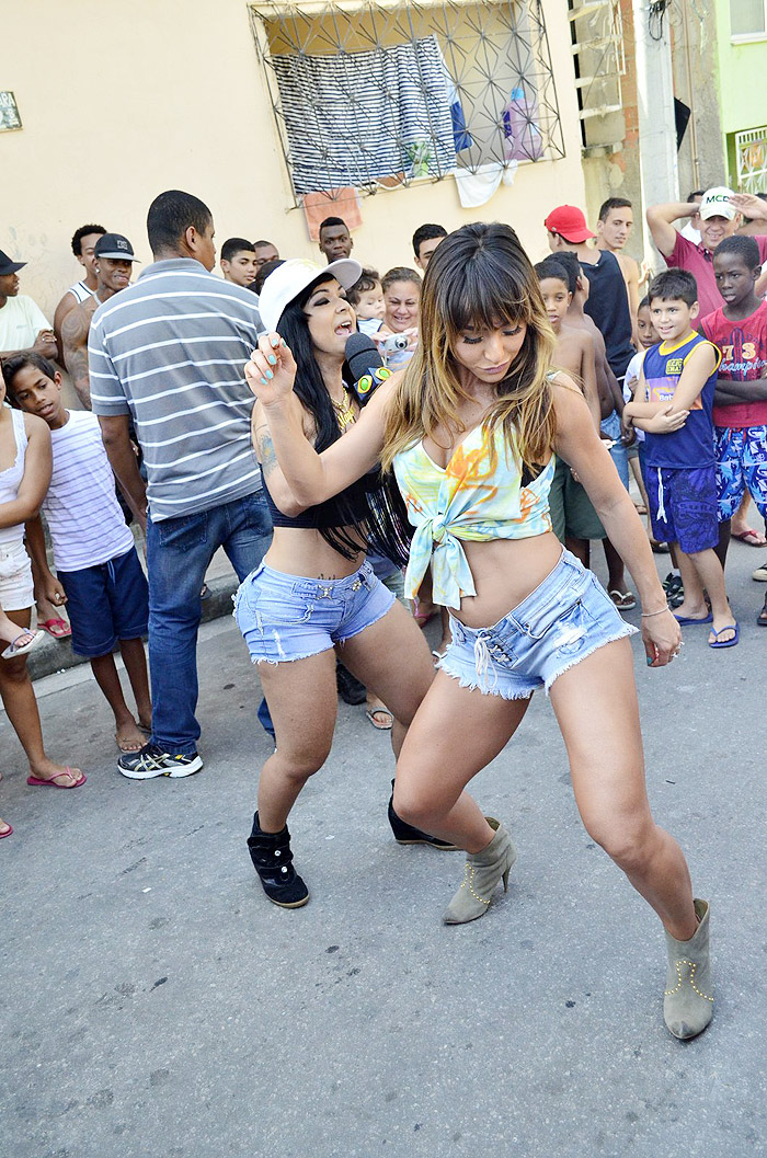 Sabrina Sato grava no Complexo do Almeão