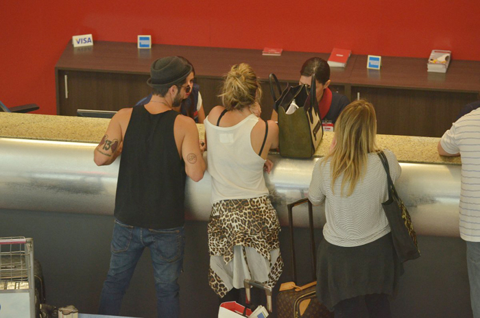 Bruno Gagliasso e Giovanna Ewbank embarcam em aeroporto carioca