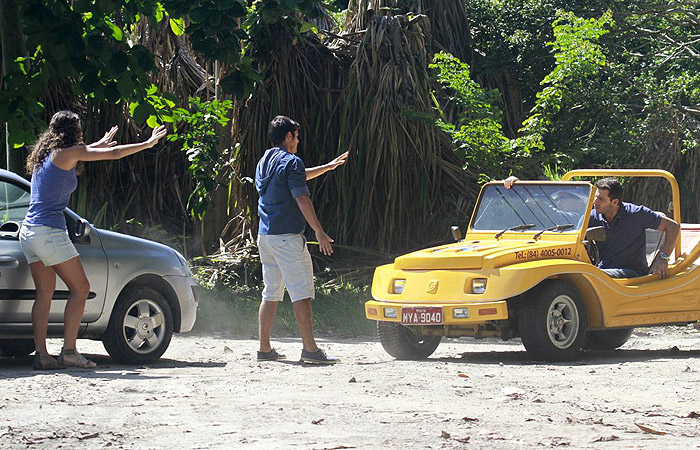 Débora Nascimento, Henri Castelli e Bruno Gissoni gravam na Praia do Grumari