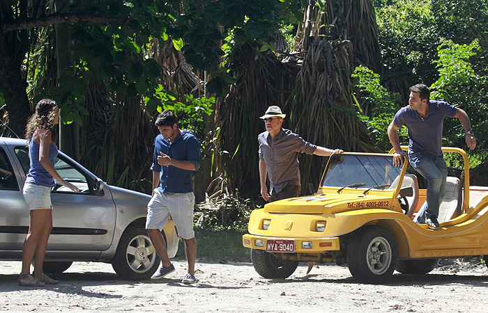 Débora Nascimento, Henri Castelli e Bruno Gissoni gravam na Praia do Grumari