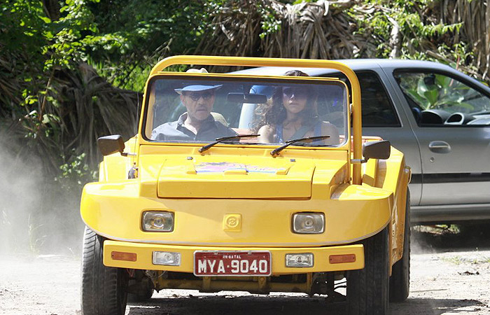 Débora Nascimento, Henri Castelli e Bruno Gissoni gravam na Praia do Grumari