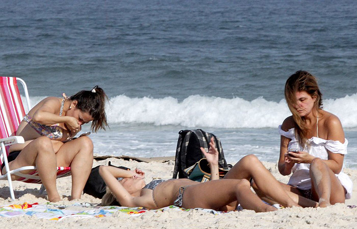 Cristiana Oliveira curte praia com as amigas