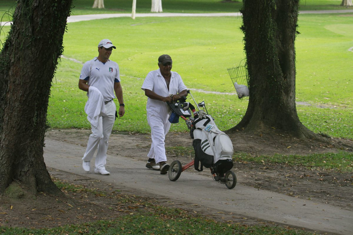 Cheio de estilo, Rodrigo Lombardi joga golfe em clube do Rio