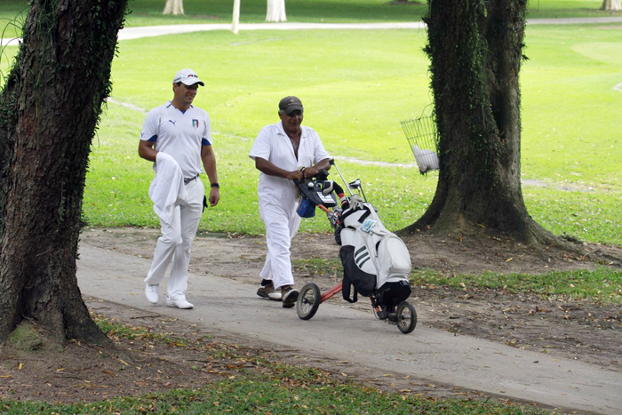 Cheio de estilo, Rodrigo Lombardi joga golfe em clube do Rio