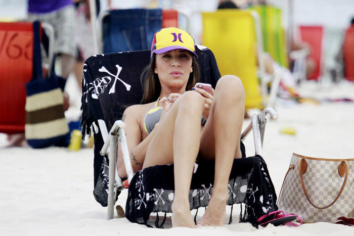 Lizi Benites curte dia na praia e tira fotos dela mesma com o celular