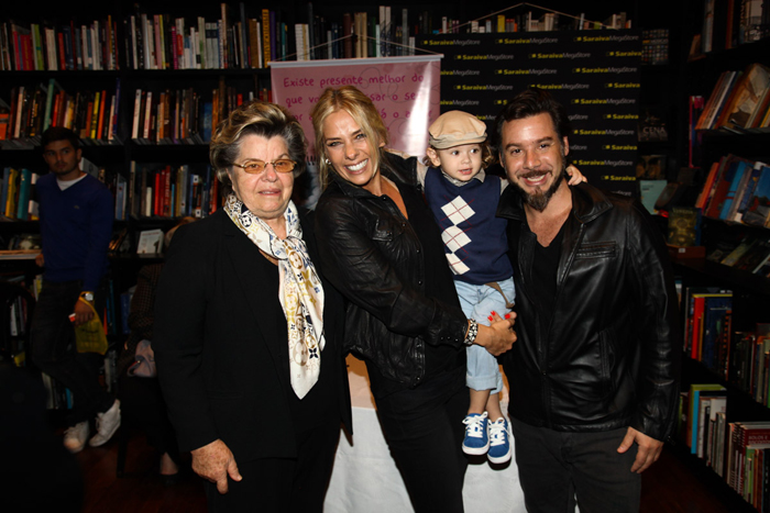 Adriane Galisteu lança livro ao lado da mãe, do marido e do filho