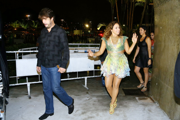 Daniela Mercury chega acompanhada pela namorada para show no Rio