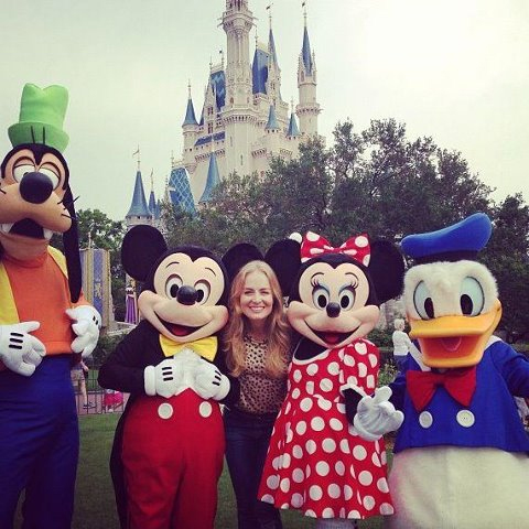 Angélica se diverte com os personagens da Disney