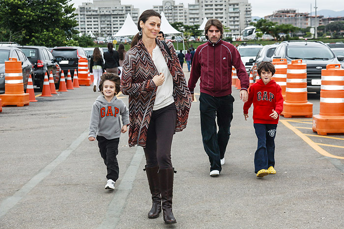 Maria Fernanda Cândido curte Cirque du Soleil com a família