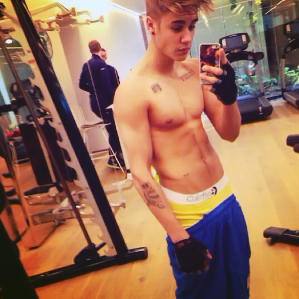 Sem camiseta, Justin Bieber exibe barriga tanquinho em rede social