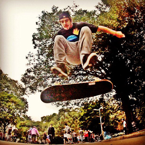 Caio Castro mostra suas habilidades em cima de um skate