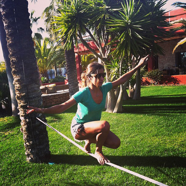 Namorada de Ronaldo, Paula Morais pratica slackline em Ibiza