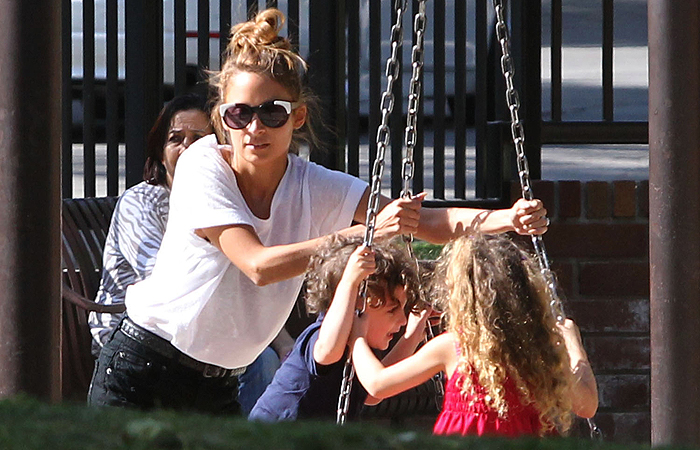  Sem babás, Nicole Richie brinca com os filhos em parque infantil