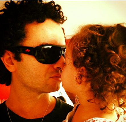 Marco Luque dá beijinho de esquimó em filha