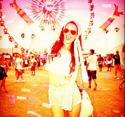 Alessandra Ambrósio se diverte no Coachella 2013
