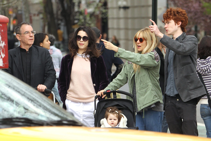  Sienna Miller passeia pelas ruas de Nova York com o pai e a filha