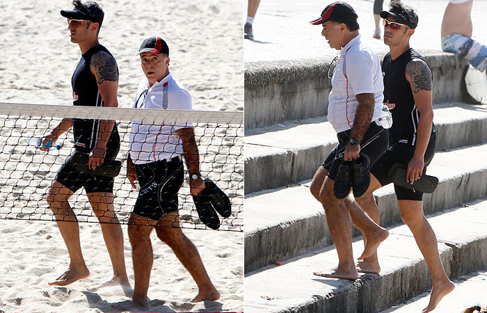 Tony Ramos usa bermuda coladinha para caminhar na praia