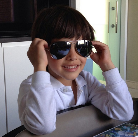 Filho de Kaká mostra que tem estilo desde pequeno