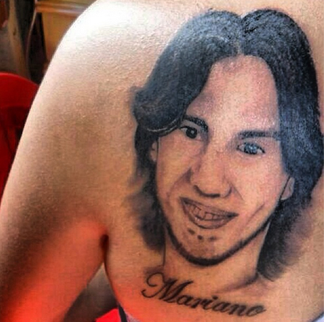  Fã faz tatuagem com rosto de Mariano, da dupla com Munhoz