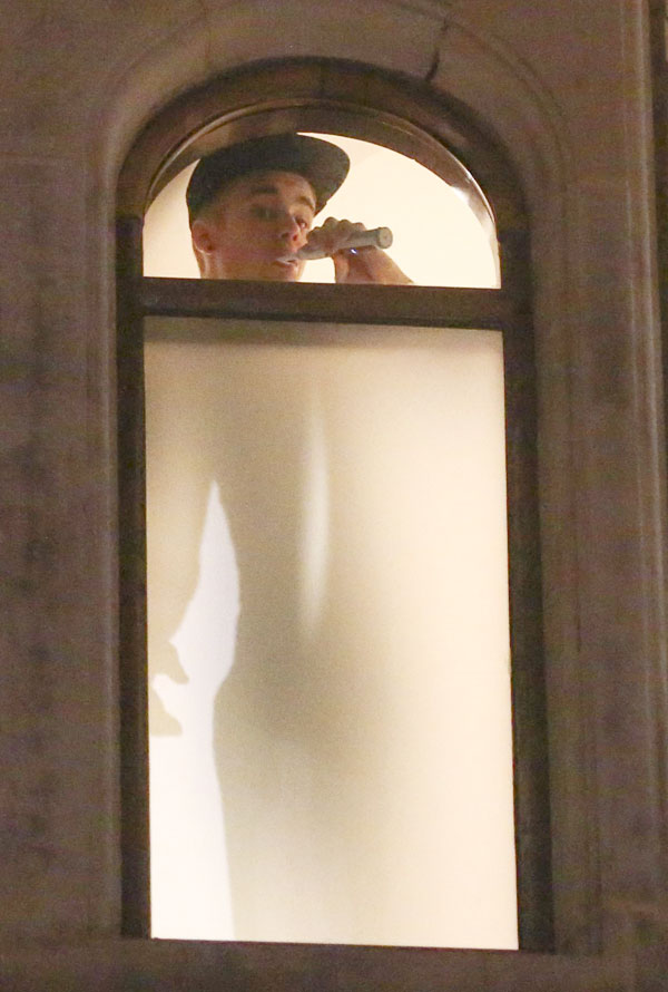Paparazzi flagram Justin Bieber escovando os dentes