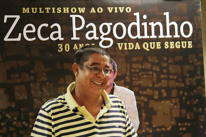 Zeca Pagodinho dispensa cerveja e bebe água em coletiva de imprensa