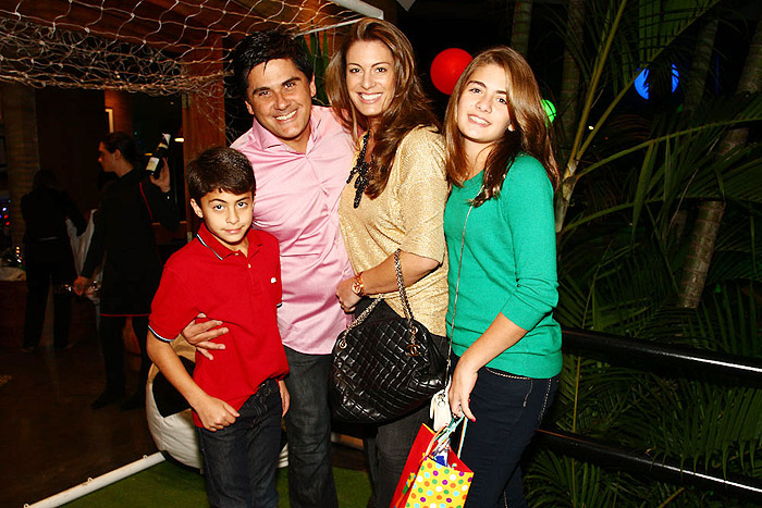 César Filho com a esposa, Elaine Mickely, e os filhos